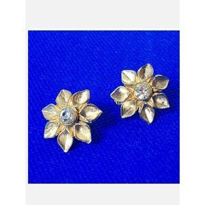 VINTAGE Clip-on Goldtone 3D Flower Earrings